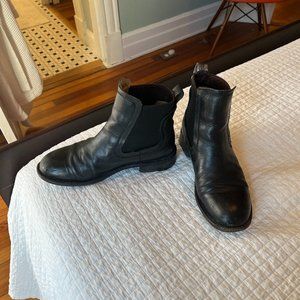 John Fluevog Sz 7 black leather Chelseas in great vintage condition